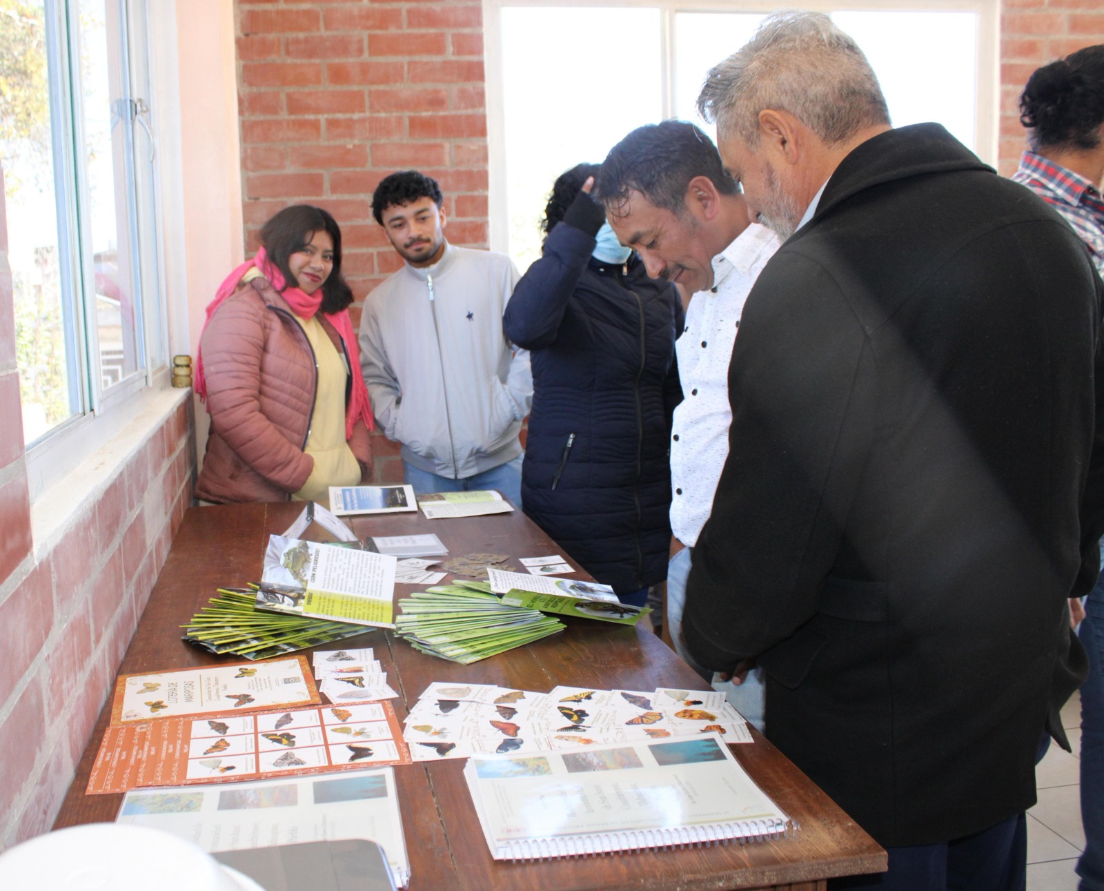 Entregan estudiantes de Biología UATx productos del Seminario de la Praxis Profesional a comuneros de San Juan Cuauhtémoc